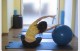 pilates ejercicios con pelotas de colores varios tamaños