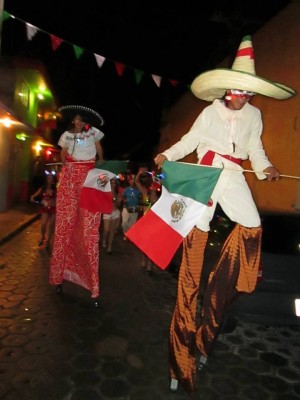 Iv&aacute;n Maldonad Avisos gratis en Mexico lindo en Puebla |  Zanqueros para eventos y fiestas patrias, 15 de septiembre   , Zanqueros, zanqueros fiestas, zanqueros eventos, zancos fiestas